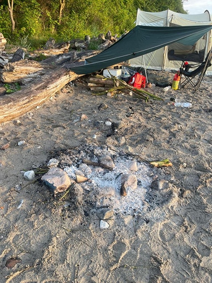 Camper und Feuer am Hundestrand